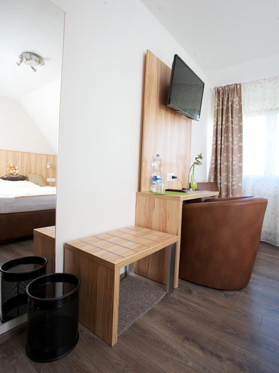 Hotel Reinhardtshof Garni Wolfschlugen Quarto foto