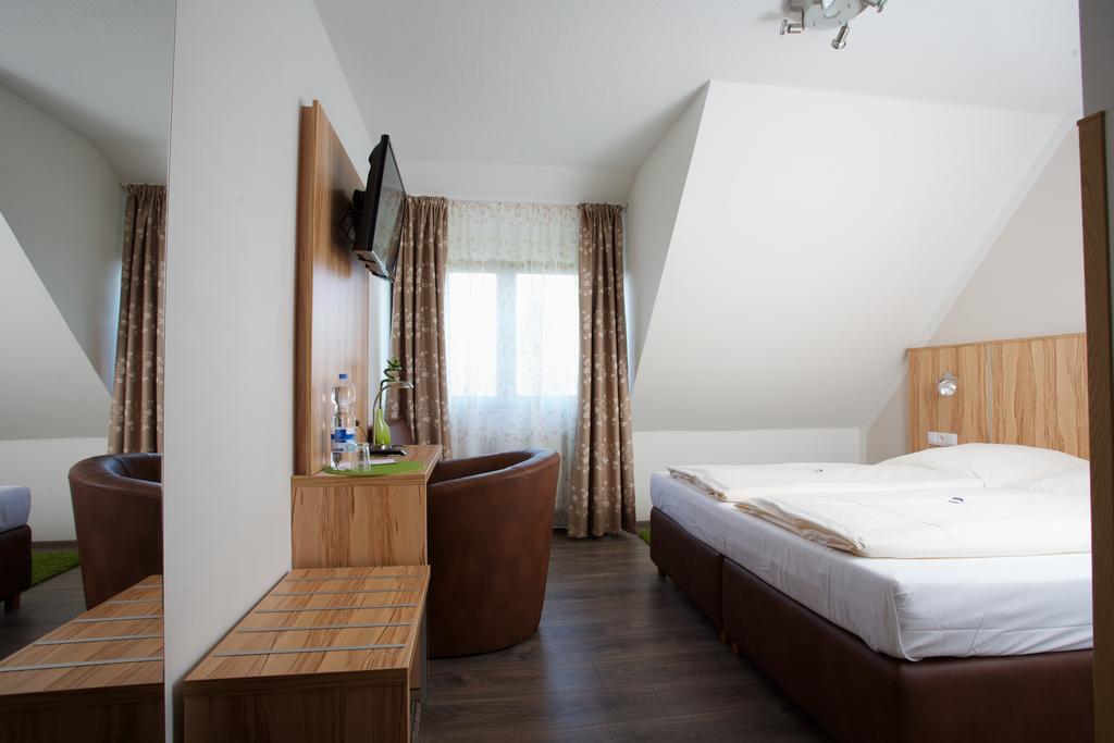 Hotel Reinhardtshof Garni Wolfschlugen Quarto foto
