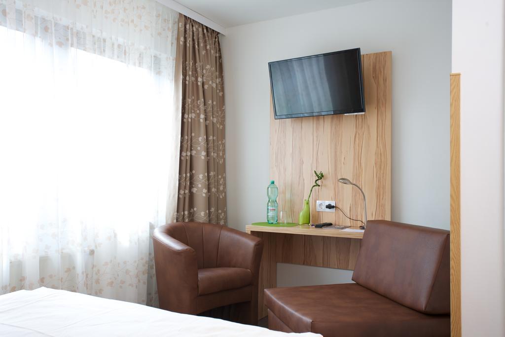 Hotel Reinhardtshof Garni Wolfschlugen Quarto foto