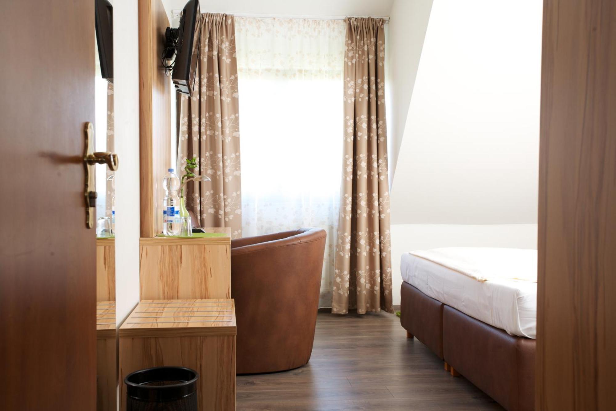 Hotel Reinhardtshof Garni Wolfschlugen Quarto foto