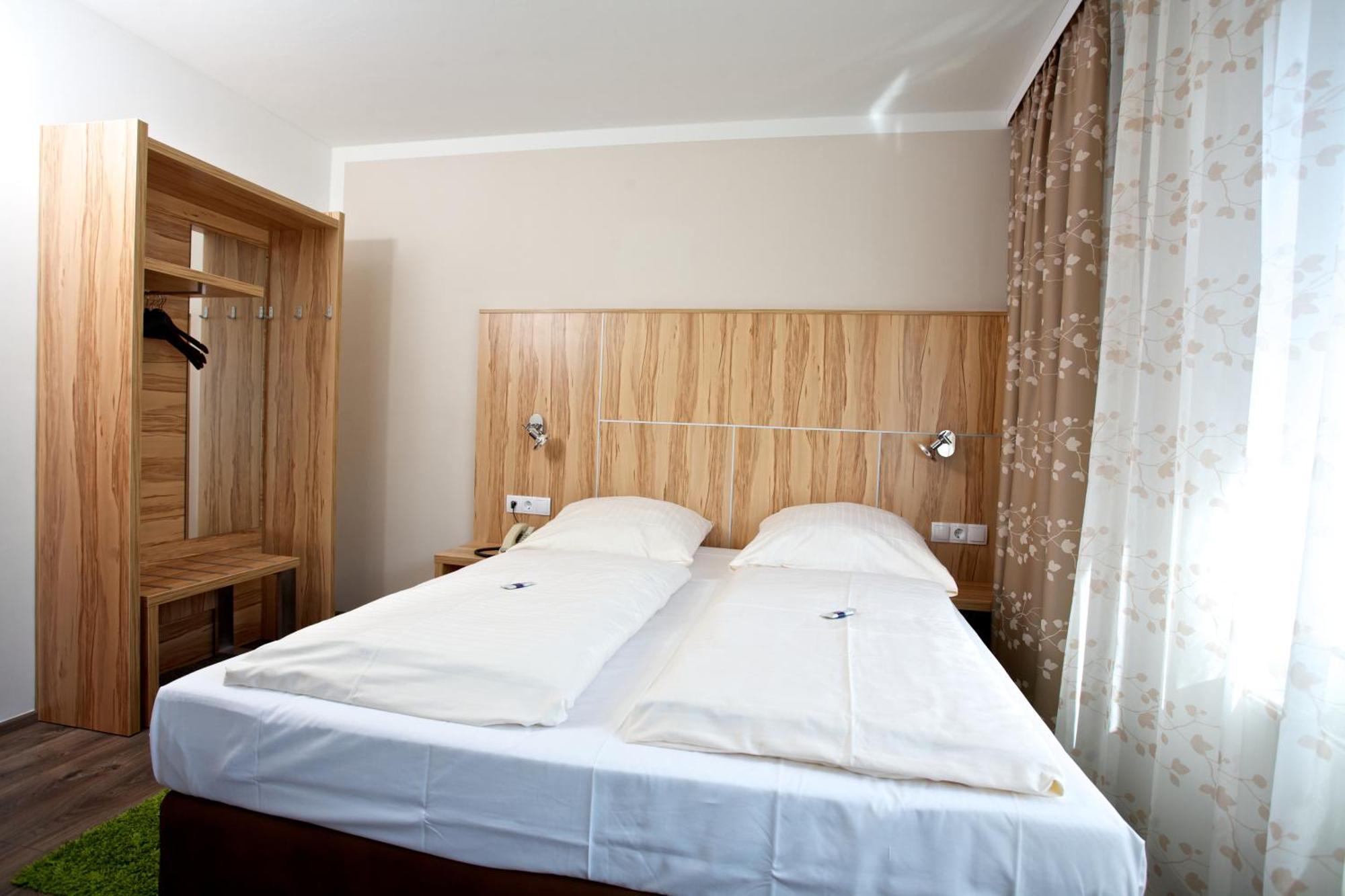 Hotel Reinhardtshof Garni Wolfschlugen Quarto foto