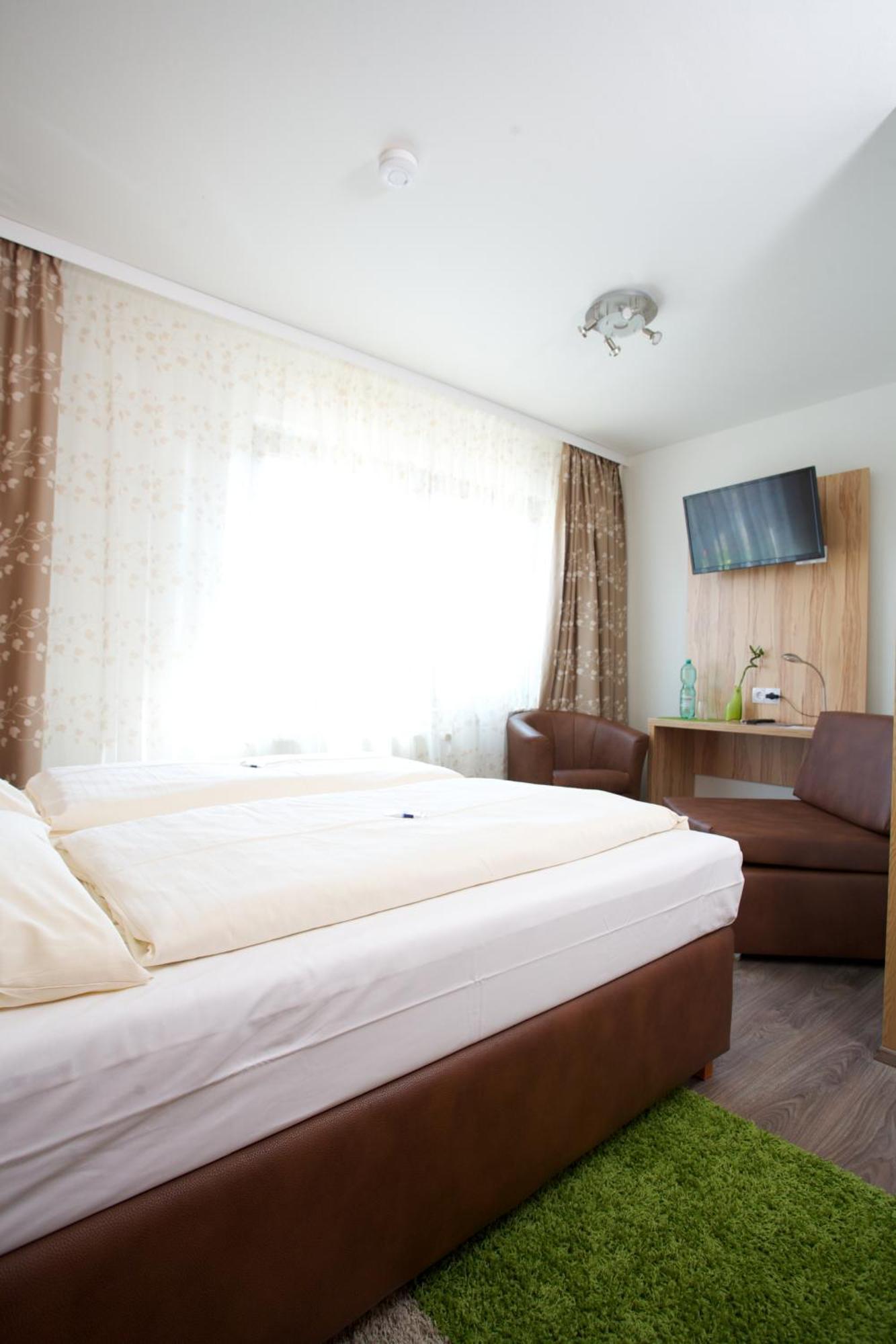 Hotel Reinhardtshof Garni Wolfschlugen Quarto foto