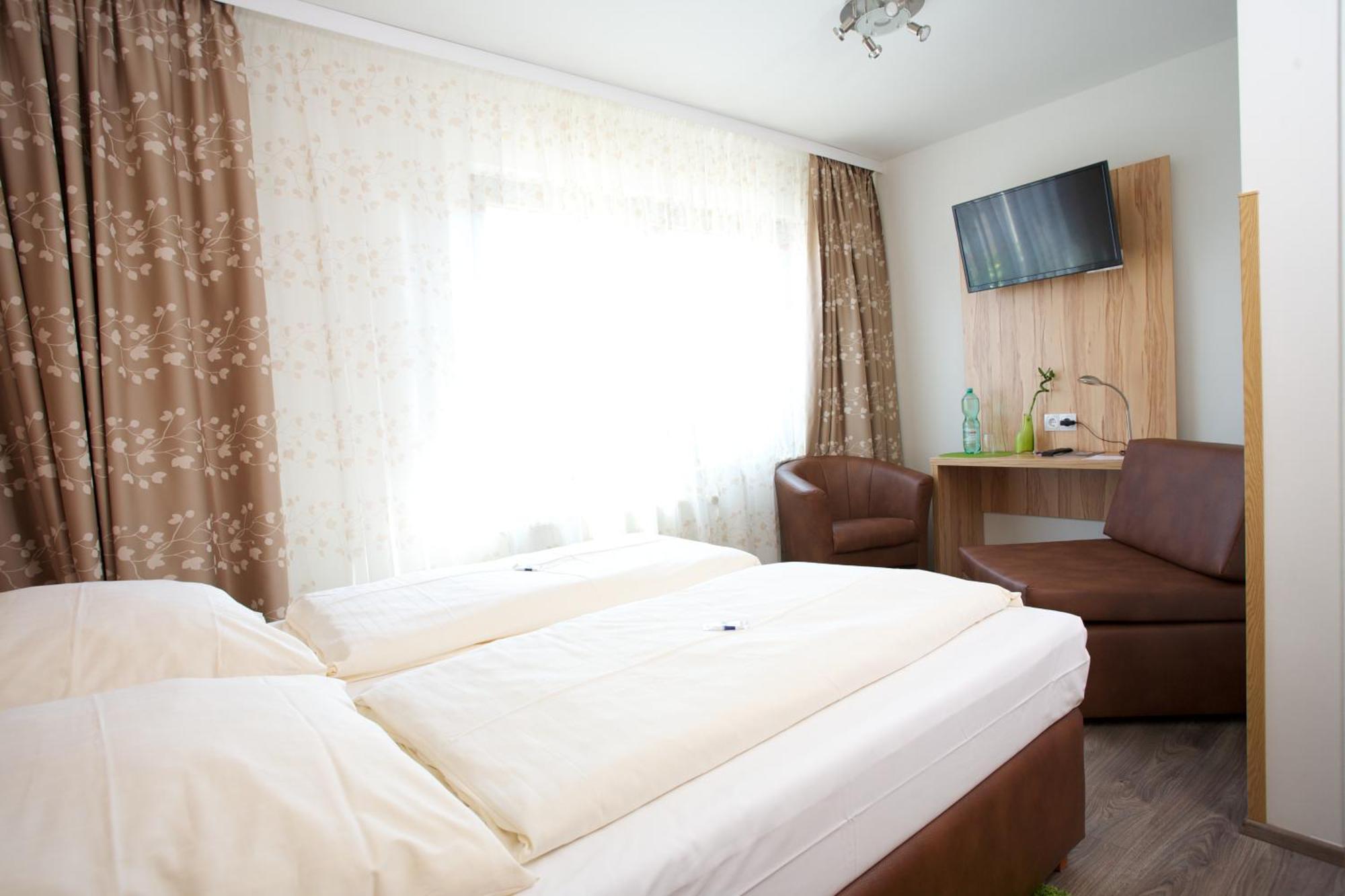Hotel Reinhardtshof Garni Wolfschlugen Quarto foto